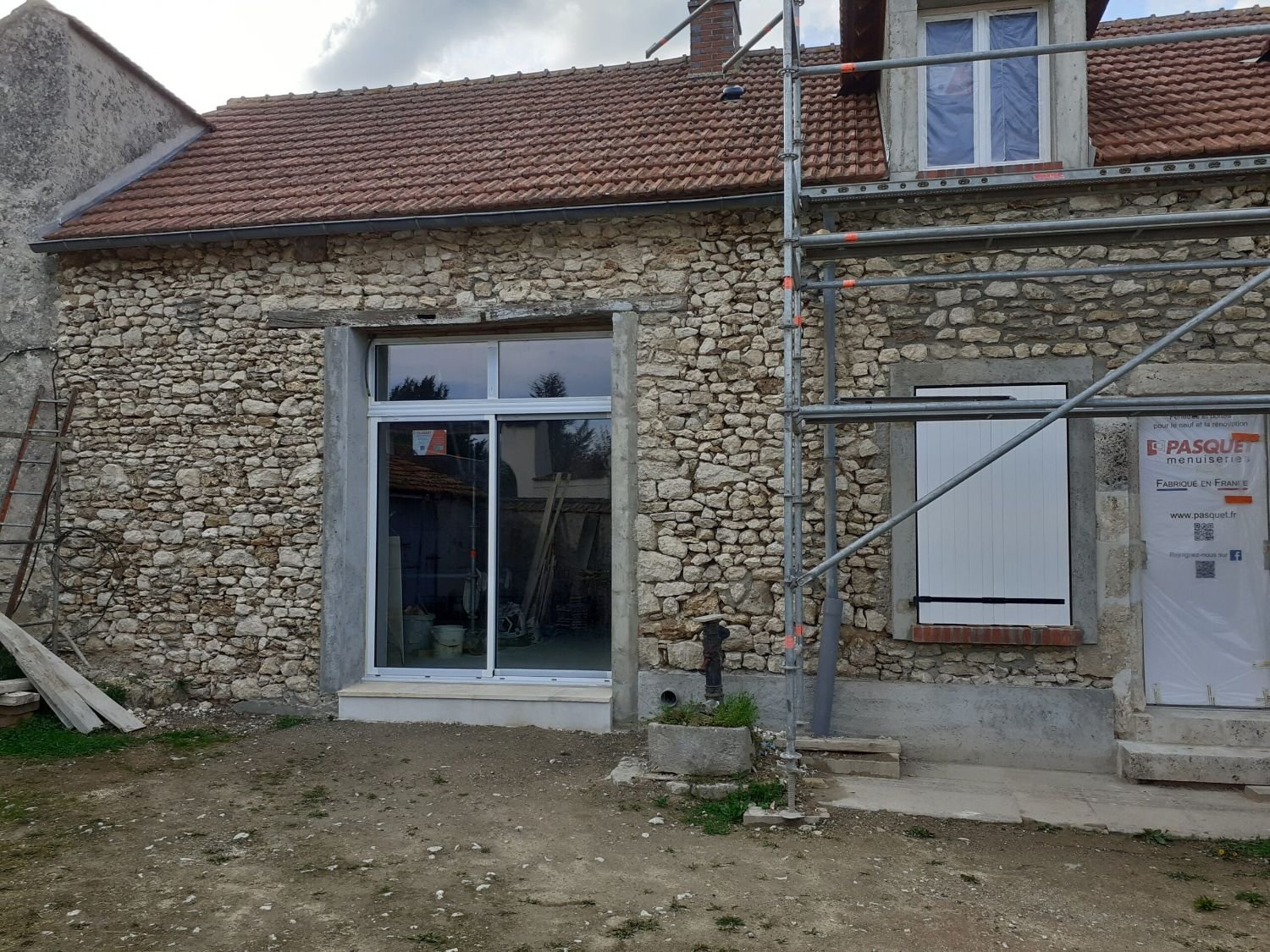 Façade en pierre de pays rénovée